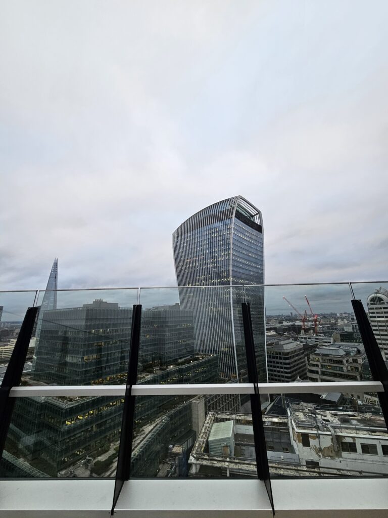 Vistas del edificio Fenchurch desde Garden at 120 en la City de Londres.