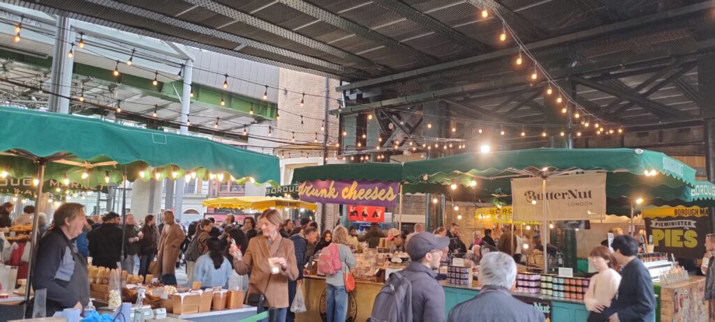 Foto de los puestos del Borough Market de Londres y se su ambiente