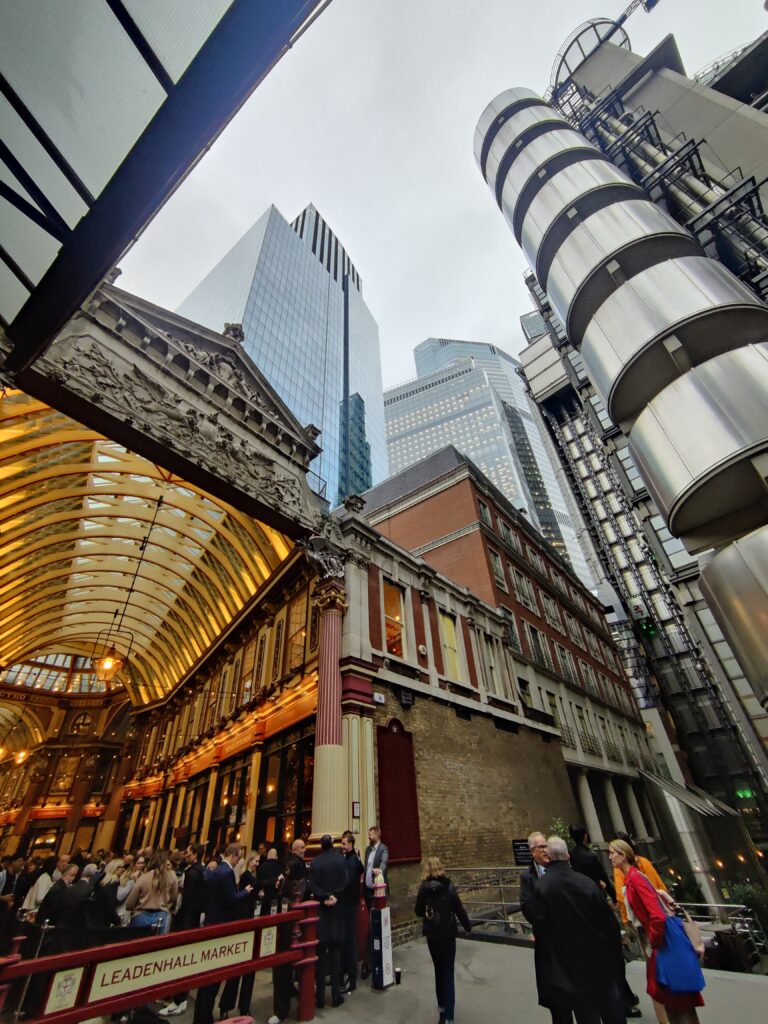 Edificio Lloyd's en la City de Londres y Leadenhall Market.