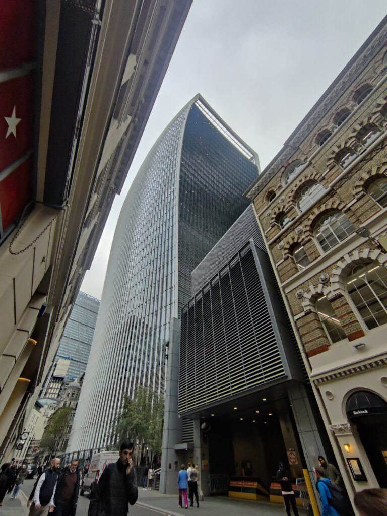 Edificio Fenchurch visto desde la calle en la City de Londres.