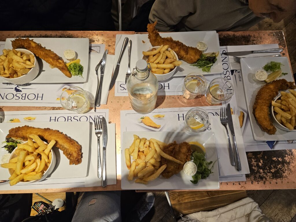 Raciones generosas y deliciosas de Fish and chips en Hobsons.