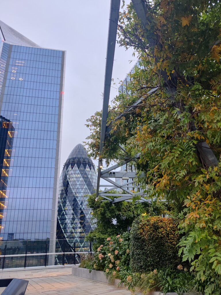Vistas de The Gherkin desde Garden at 120.