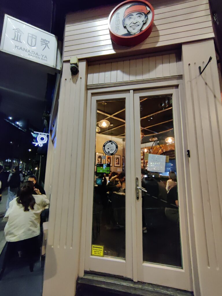 Puerta del restaurante japonés Kanada-ya ubicado en Covent Garden.