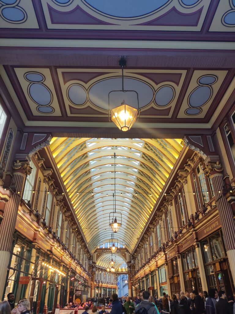 Puertade Leaden hall Market en la City de Londres.