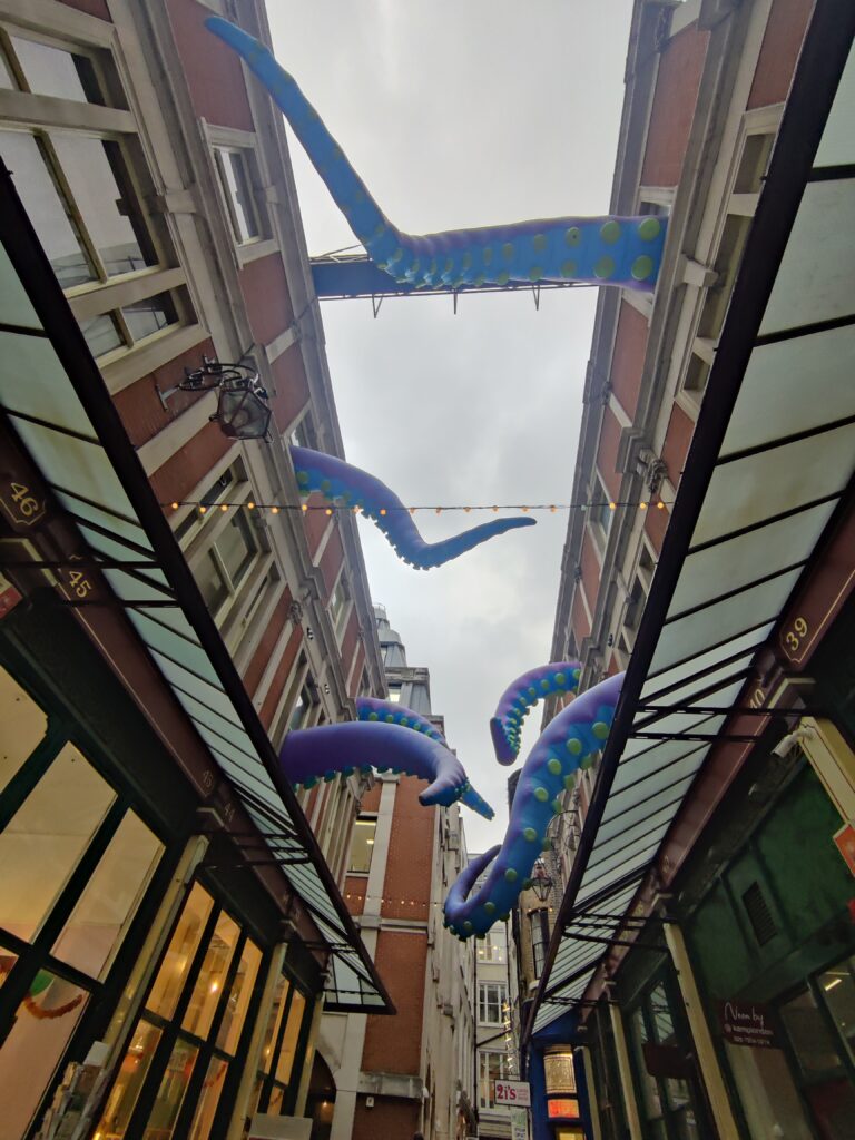 Calle decorada con tentáculos de pulpo en Leaden hall Market