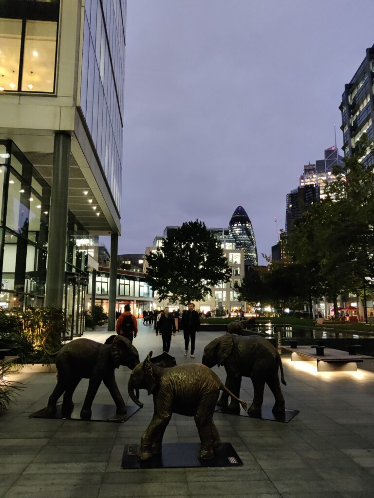 Estatuas de bronce de elefantes en el exterior del Mercado Old Spitalfields
