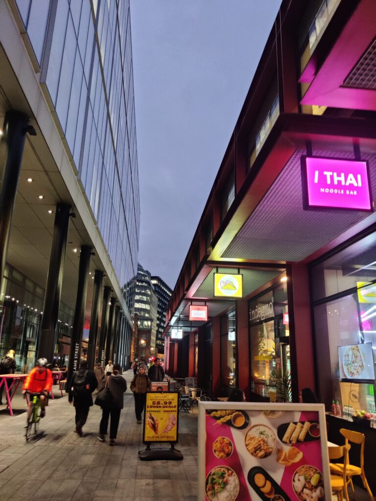 Paseo al aire libre en Old Spitalfields en la City de Londres.