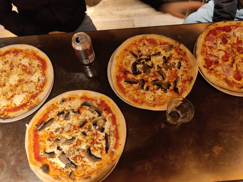 Pizzas variadas en el restaurante Union Pizza.