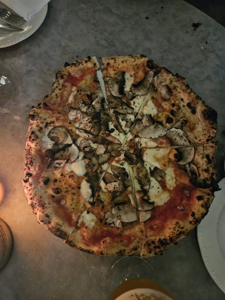 Pizza caprese de Rudy's Napoletana.