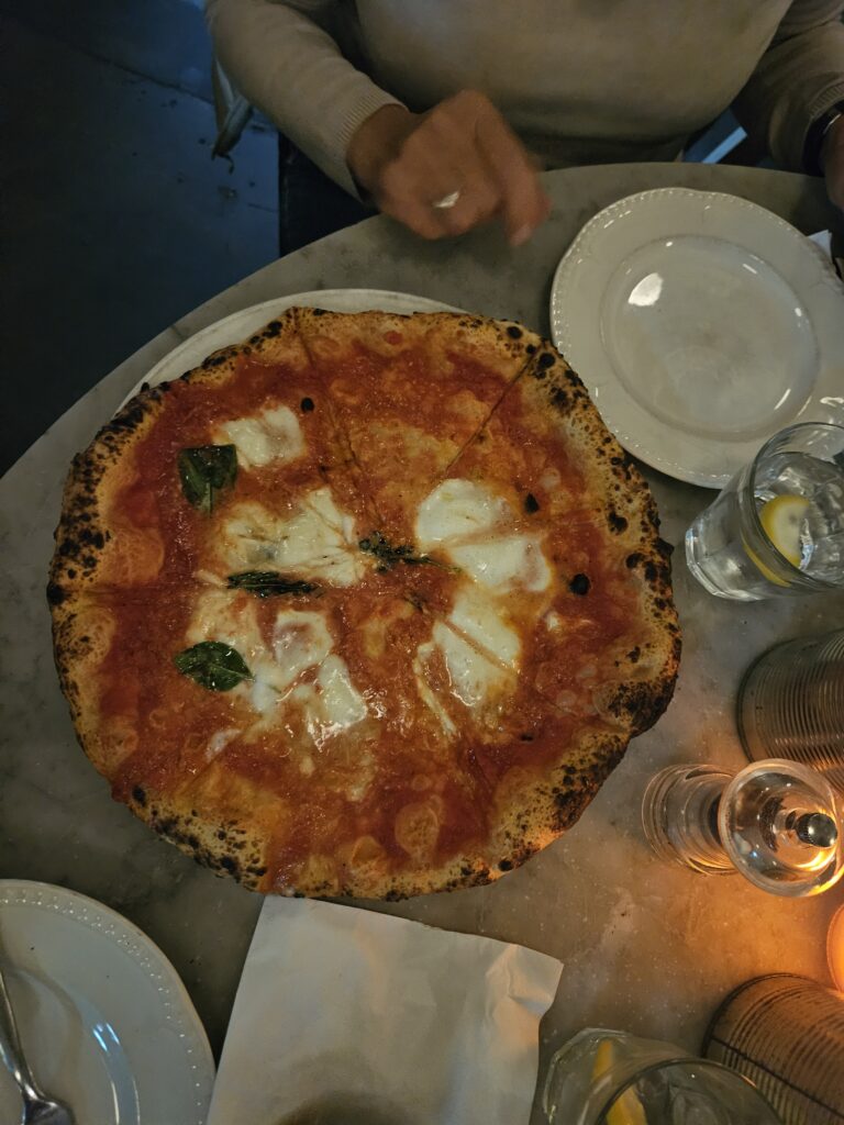 Pizza marguerita de Rudy's Napoletana.