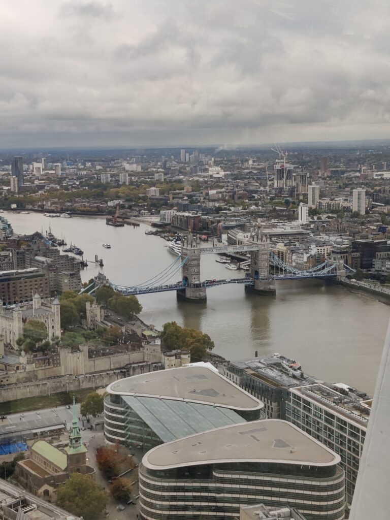 Tower Bridge visto desde el mirador de la City gratuito Sky Garden.