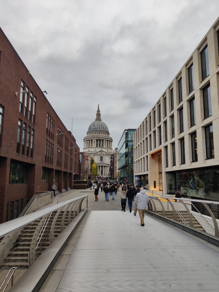 Vistas de St Paul's Cathedral desde el Millenium Brdige.