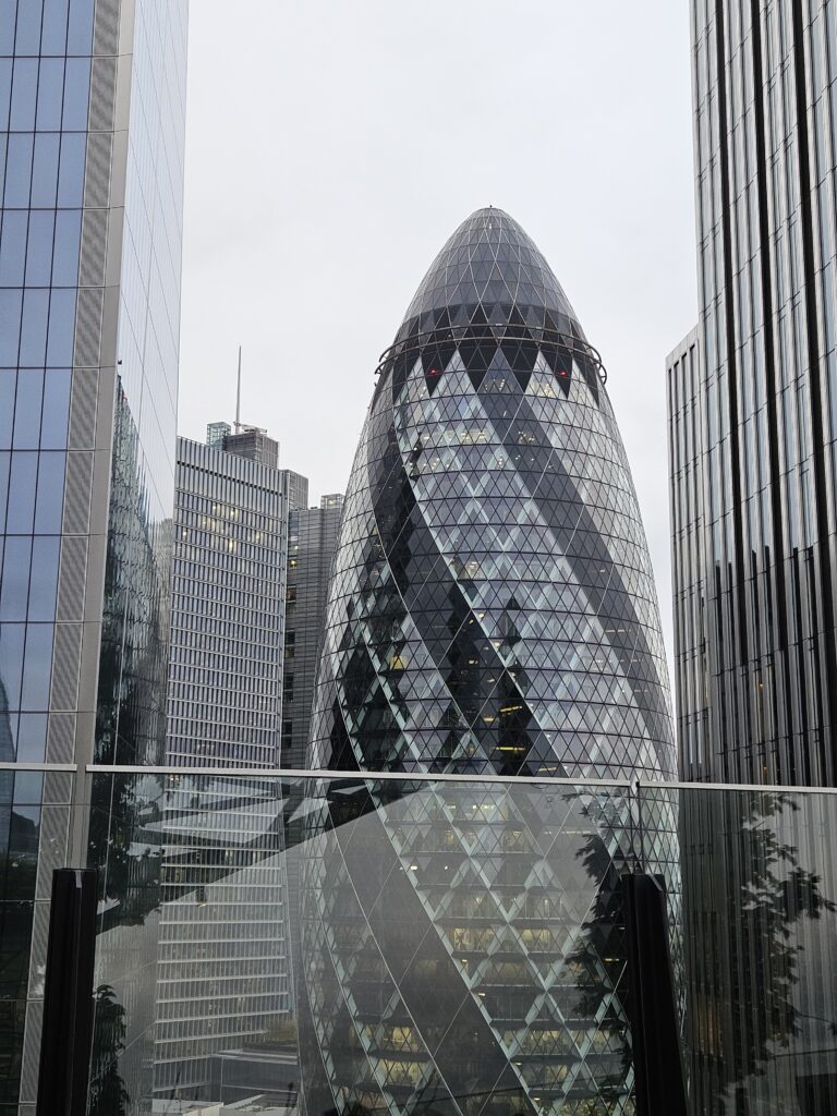 Vistas del edificio The Gherkin en la City de Londres.