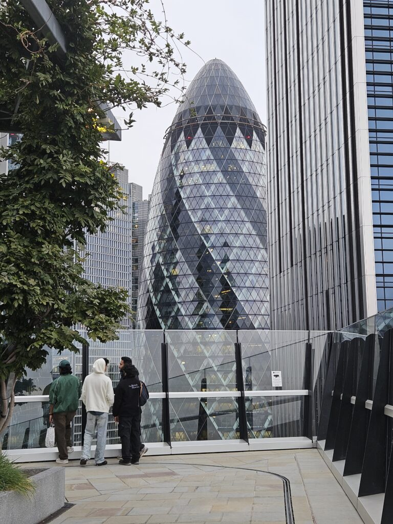 Vistas del edificio The Gherkin en la City de Londres.