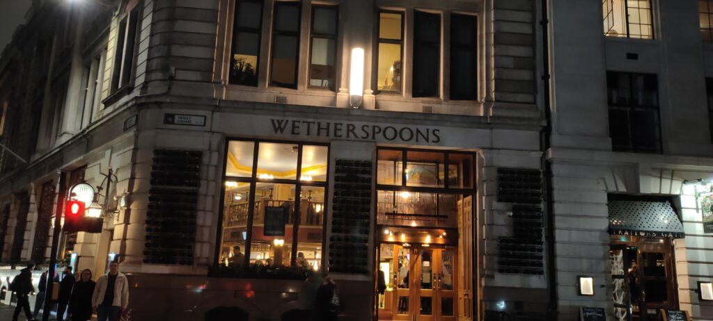 Fachada del Restaurante Wetherspoons en Londres.
