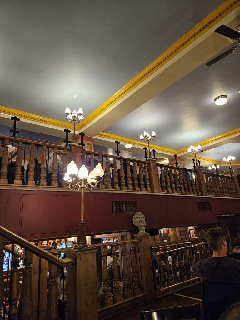 Interior de un típico restaurante de la cadena Wetherspoons de Reino Unido.